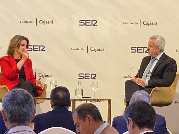 La vicepresidenta y ministra, Teresa Ribera, este jueves en Sevilla en el acto de la Cadena Ser.