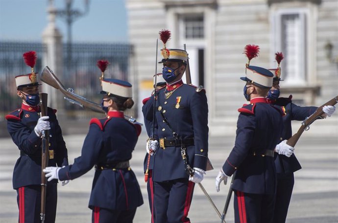 Archivo - La Guardia Real participa en un relevo solemne en la plaza de la Armería del Palacio Real en 2021