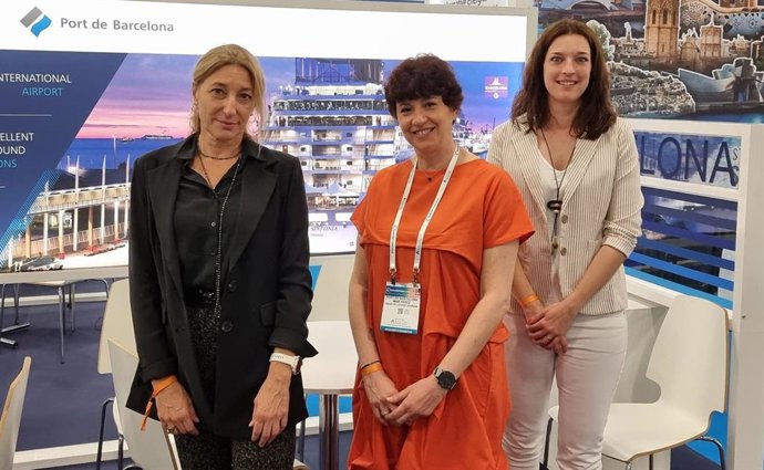 La sots-directora general de Comercial i Mrqueting, Carla Salvadó; la responsable de Creuers, Mar Pérez; i la cruise manager, Gemma Gracia, en la fira Seatrade Cruise Global