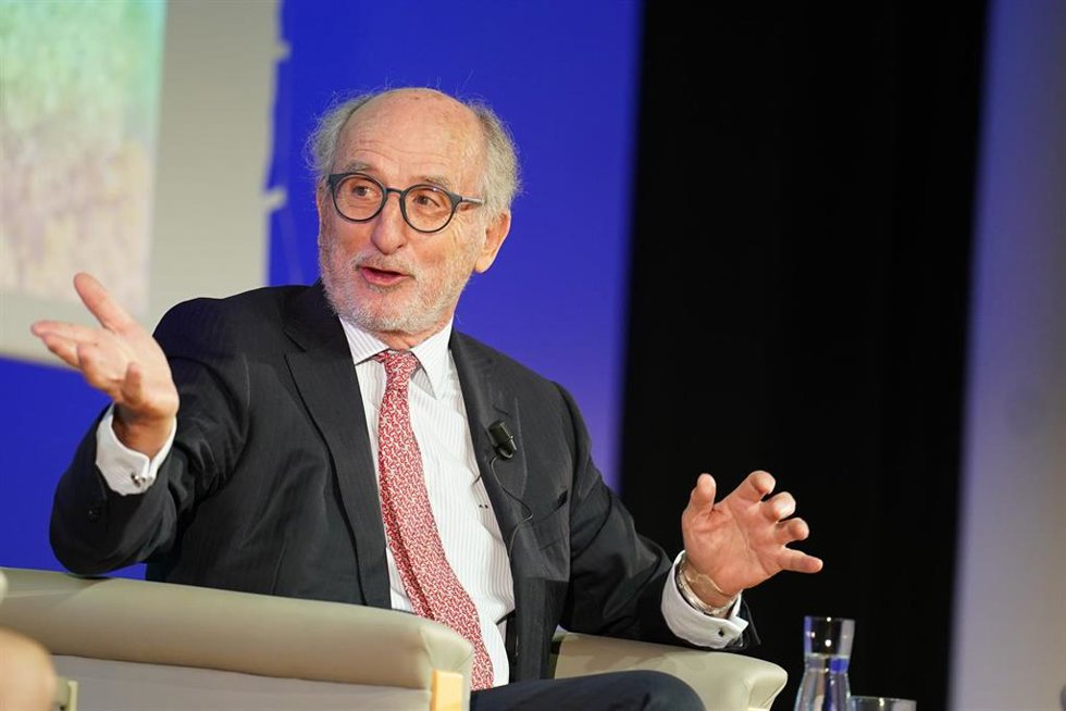 El presidente de Repsol,  Antonio Brufau; interviene durante la presentación del Aula de transición energética, en el Auditorio Mitxelena de Bizkaia Aretoa, a 28 de abril de 2022, en Bilbao