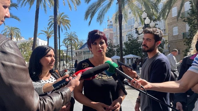 Teresa Rodríguez atiende a los periodistas en Cádiz.