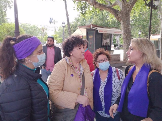 La concejal de Adelante Sevilla, Eva Oliva, a la derecha, junto a María Salmerón, en la concentración para reclamar su indulto.