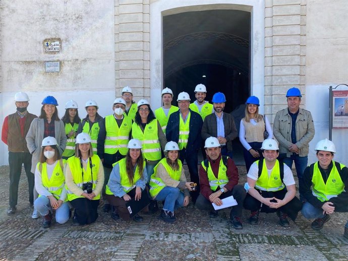 Estudiantes del Grado en Edificación de la US participan en los trabajos de recuperación del Convento-Iglesia de San Sebastián de La Campana.