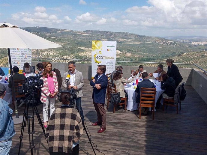 Las autoridades atienden a los medios en la cata final de la XXI edición de Ecotrama.