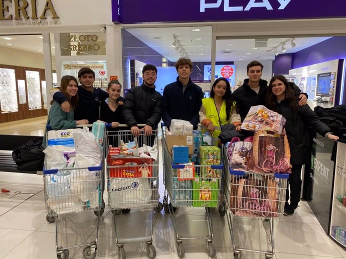 Los estudiantes Erasmus haciendo compras para los refugiados en Polonia