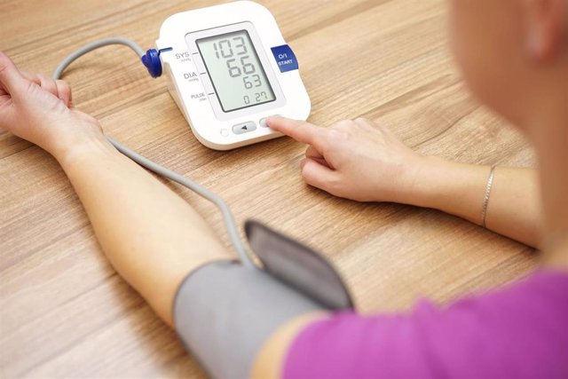 Archivo - Medir la presión arterial
