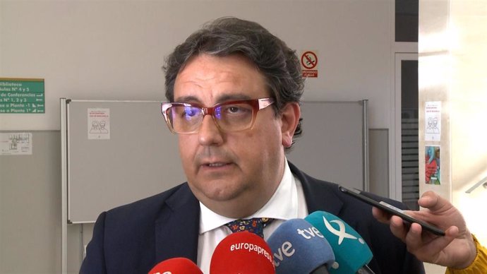 El vicepresidente segundo y consejero de Sanidad y Servicios Sociales, José María Vergeles, atiende a los medios en Cáceres