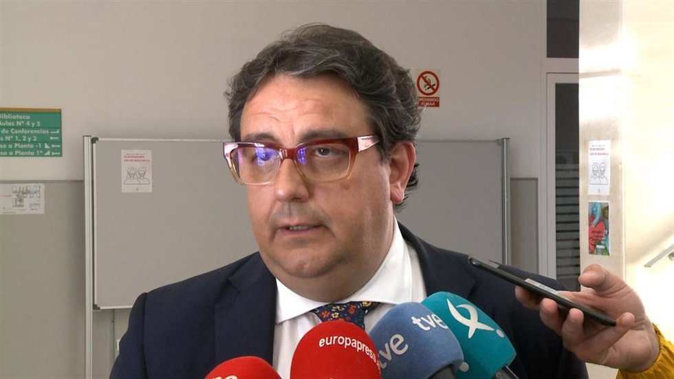 El vicepresidente segundo y consejero de Sanidad y Servicios Sociales, José María Vergeles, atiende a los medios en Cáceres