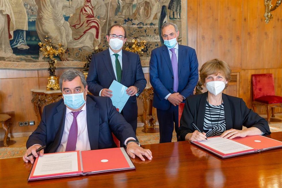 Archivo - Representantes de ambas instituciones, durante la firma del convenio