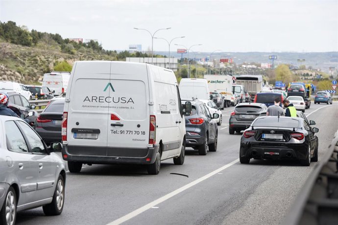 Tráfico en la A-3 a la altura de Rivas, el día en que arranca la operación salida de Semana Santa 2022, a 8 de abril de 2022, en Madrid (España). Hoy empieza la operación salida de Semana Santa 2022, un año en el que vuelven a salir las procesiones, que