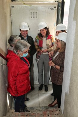 La consejera de Fomento, Marifrán Carazo (la primera por la derecha), en la visita realizada este jueves a un bloque de viviendas en Triana en el que se está instalando un ascensor.