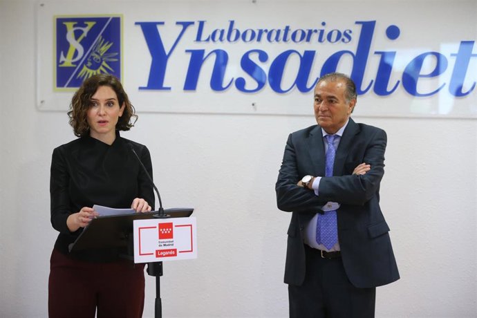 La presidenta de la Comunidad de Madrid, Isabel Díaz Ayuso y el presidente de los laboratorios Ynsadiet, Juan Carlos Ynclan, interviene durante su visita a los laboratorios Ynsadiet, a 28 de abril de 2022, en Leganés, Madrid (España). Ynsadiet es una em
