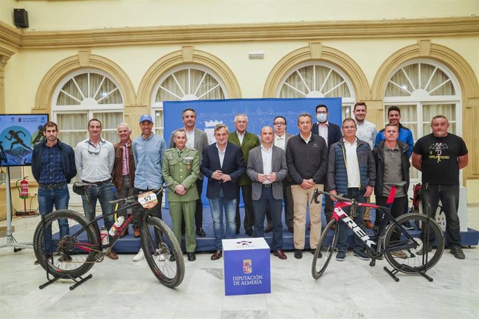 Angel Escobar junto a José Antonio Alcaina presentan el programa Almería Activa