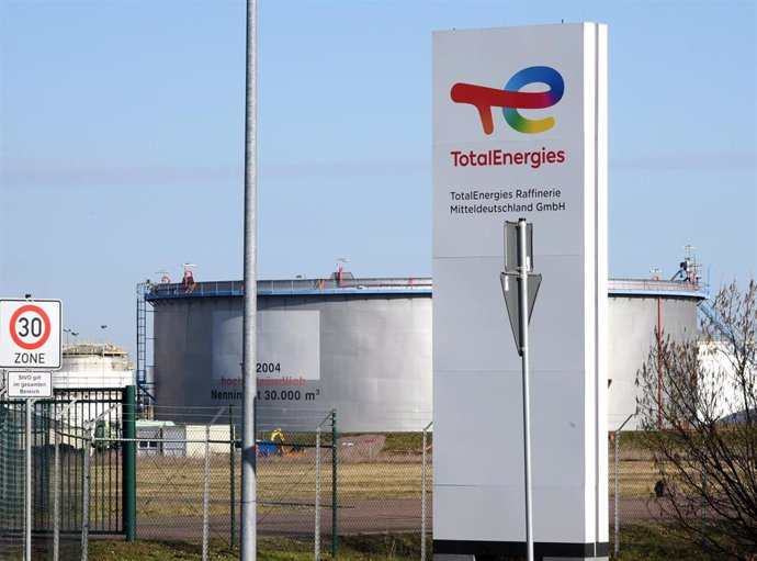 Archivo - FILED - 14 February 2022, Saxony-Anhalt, Leuna: The plant's logo is displayed at the entrance to TotalEnergies Raffinerie Mitteldeutschland GmbH in Leuna. French energy company Total said Tuesday it would stop buying Russian oil and petroleum 