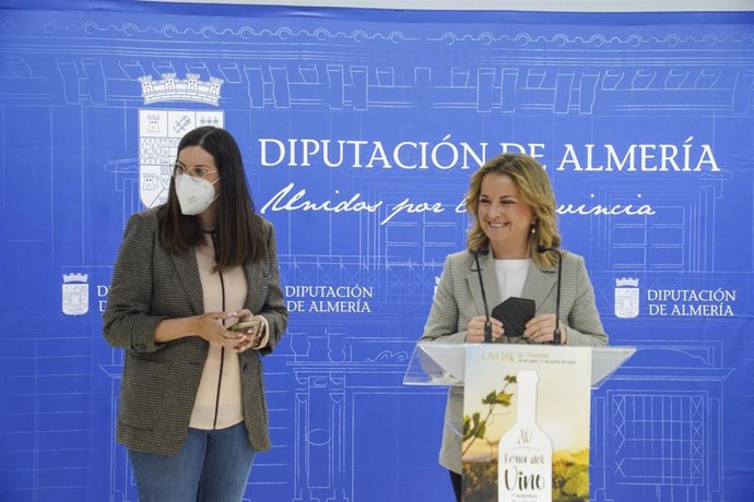 La diputada de Promoción Agroalimentaria, María Luisa Cruz, presenta la Feria del Vino de Laujar junto a la alcaldesa del municipio, Almudena Morales