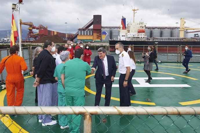 El ministro de Inclusión, Seguridad Social y Migraciones, José Luis Escrivá, saluda a algunos trabajadores en su visita al buque hospital Juan de la Cosa, en el Puerto de Santander