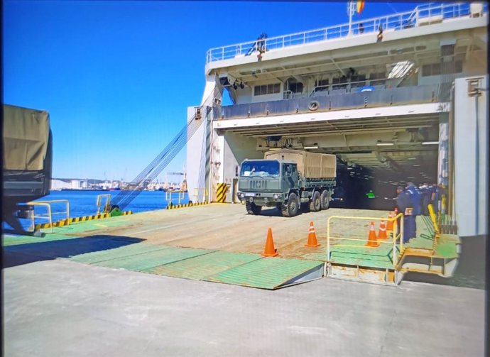 El buque del Ejército de Tierra 'Ysabel' llega a Polonia cargado con armamento para Ucrania.