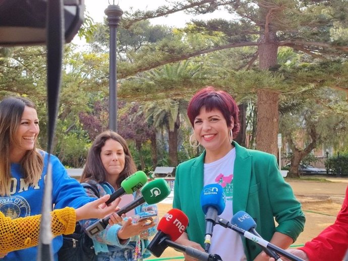 Teresa Rodríguez atiende a los periodistas tras la convocatoria de elecciones en Andalucía.