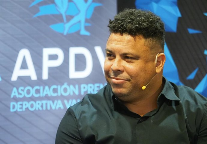 El exfutbolista y presidente del Real Valladolid, Ronaldo Luís Nazário, interviene durante un desayuno informativo con la prensa deportiva de Valladolid, en la Real Sociedad Hípica, a 28 de abril de 2022, en Valladolid, Castilla y León (España). Ronaldo