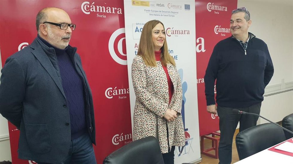 De izda a dcha, el subdelegado del Gobierno en Soria, Miguel Latorre, la delegada del Gobierno en Castilla y León, Virginia Barcones y el presidente de la Cámara de Comercio, Alberto Santamaría, presentan el Kit Digital.