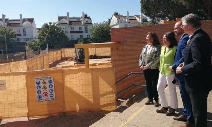 El director general de la Agencia Pública Andaluza de Educación, Manuel Cortés, acompañado por la delegada territorial de Educación y Deporte en Sevilla, María José Eslava, visitan el IES Atenea de Mairena del Aljarafe.