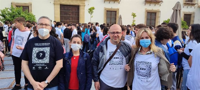 La delegada de Educación y Deporte, Inmaculada Troncoso (dcha.), en la salida de la 25 Gymkhana matemática por Córdoba.
