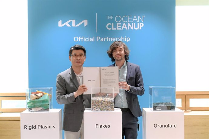 Firma del acuerdo de colaboración entre The Ocean Cleanup y Kia