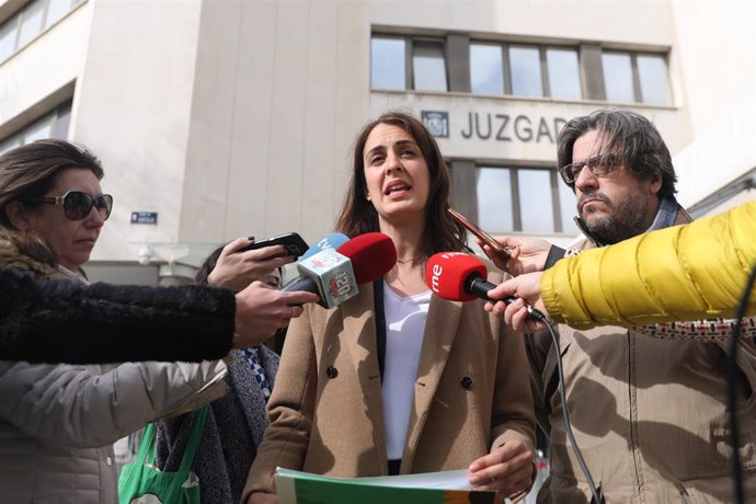 La portavoz de Más Madrid en el Ayuntamiento de Madrid, Rita Maestre, realiza declaraciones a los medios, junto al concejal madrileño, Miguel Montejo 