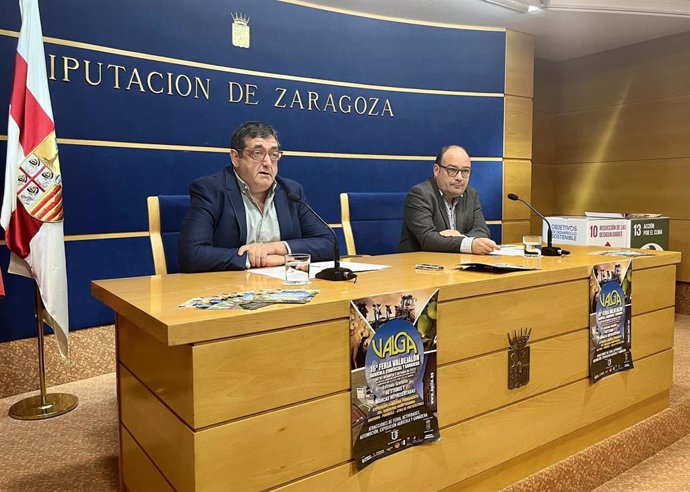 El alcalde de Épila, Épila, Jesús Bazán, y el teniente de alcalde de la localidad, Adolfo Díez, en la sala de prensa de la DPZ.