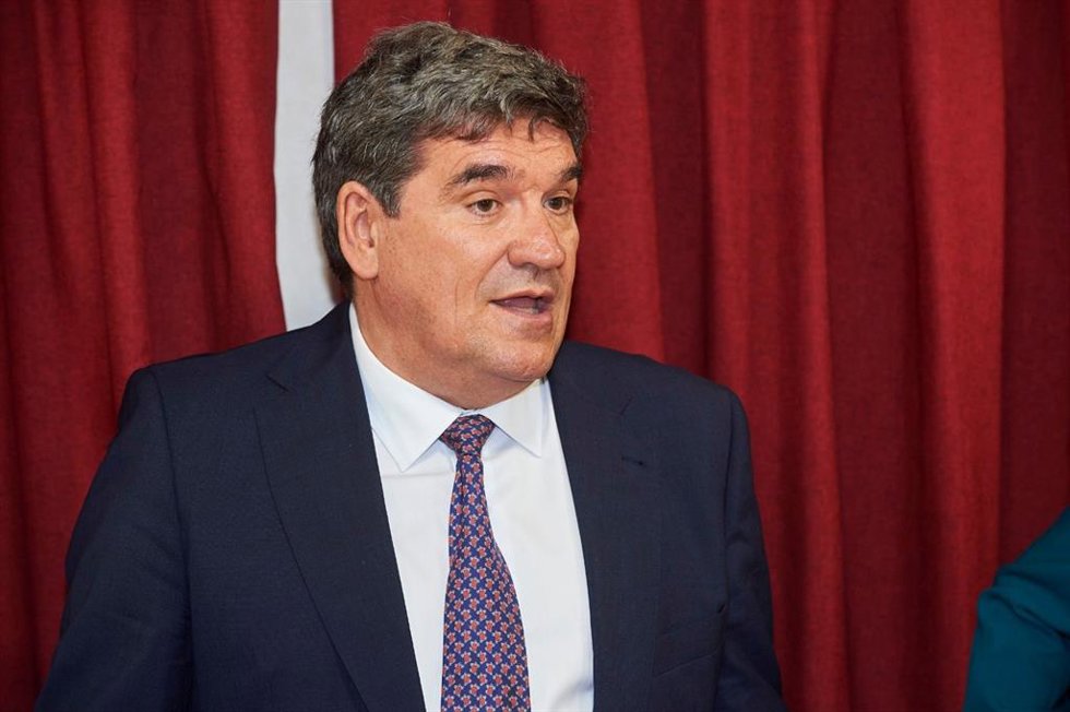 El ministro de Inclusión, Seguridad Social y Migraciones, José Luis Escrivá, hace declaraciones a los medios en el buque hospital Juan de la Cosa