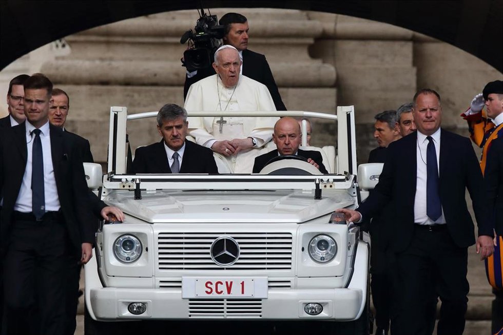 El Papa a su llegada a una audiencia general