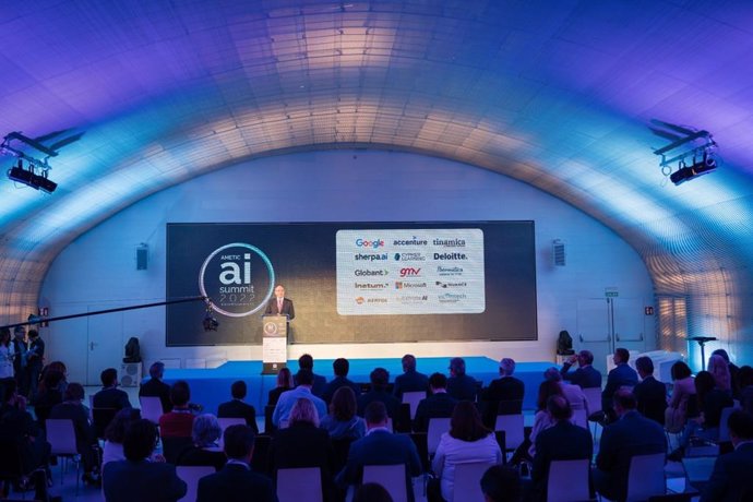 El presidente de Ametic, Pedro Mier, en la inauguración del quinto encuentro de inteligencia artificial organizado por la patronal y que se ha celebrado este jueves 28 de abril en Madrid.