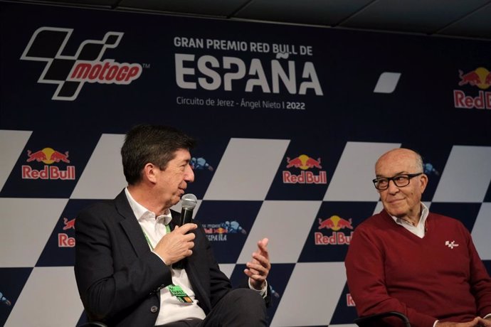 Juan Marín con Carmelo Ezpeleta, consejero delegado de Dorna Sports.
