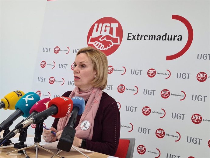 La secretaria de Igualdad, Política Social y Salud Laboral de UGT Extremadura, María José Ladera, en rueda de prensa