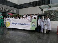 Médicos claman frente a La Paz contra la temporalidad y Comunidad reitera su objetivo de máxima estabilización