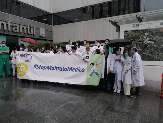 Médicos denuncian frente a La Paz la situación de precariedad y temporalidad en el Sermas