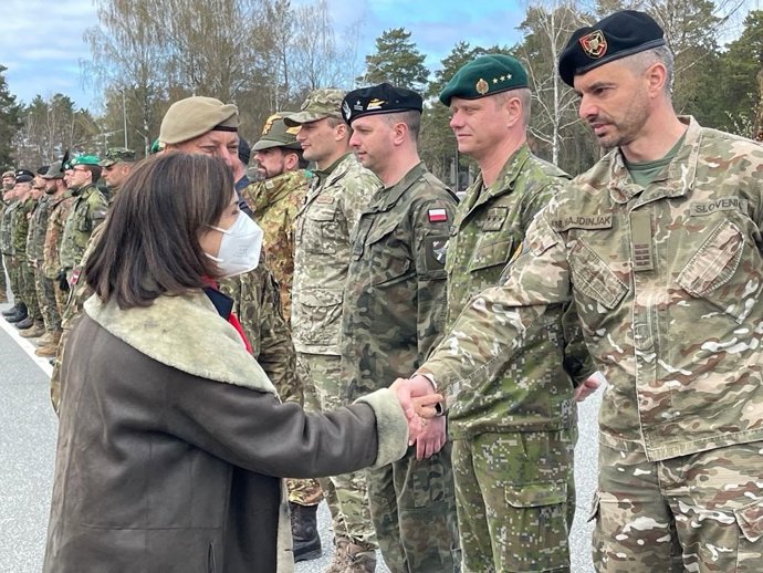 La ministra de Defensa, Margarita Robles, en una visita a las tropas españolas en la base de Adazi (Letonia)