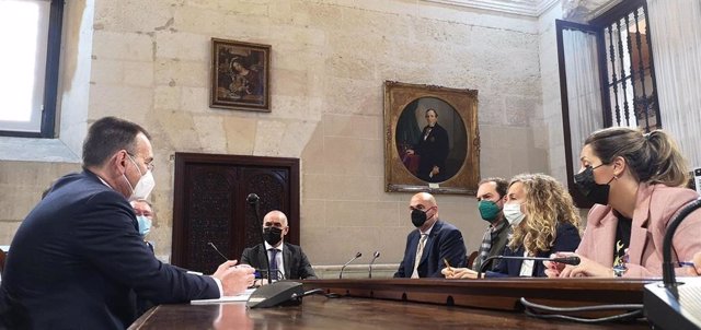 Reunión del alcalde de Sevilla, Antonio Muñoz, con colectivos que defienden que los dos cuadros de Murillo que están en Los Venerables se queden en la ciudad.