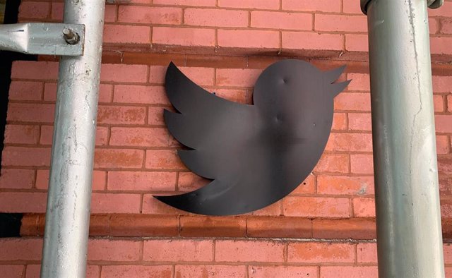 Archivo - 16 July 2020, US, New York: A general view of the Twitter logo on the facade of the Twitter office building during renovation work. The head of the Senate Commerce Committee is demanding Twitter staff brief the Congressional body by 23 July on t