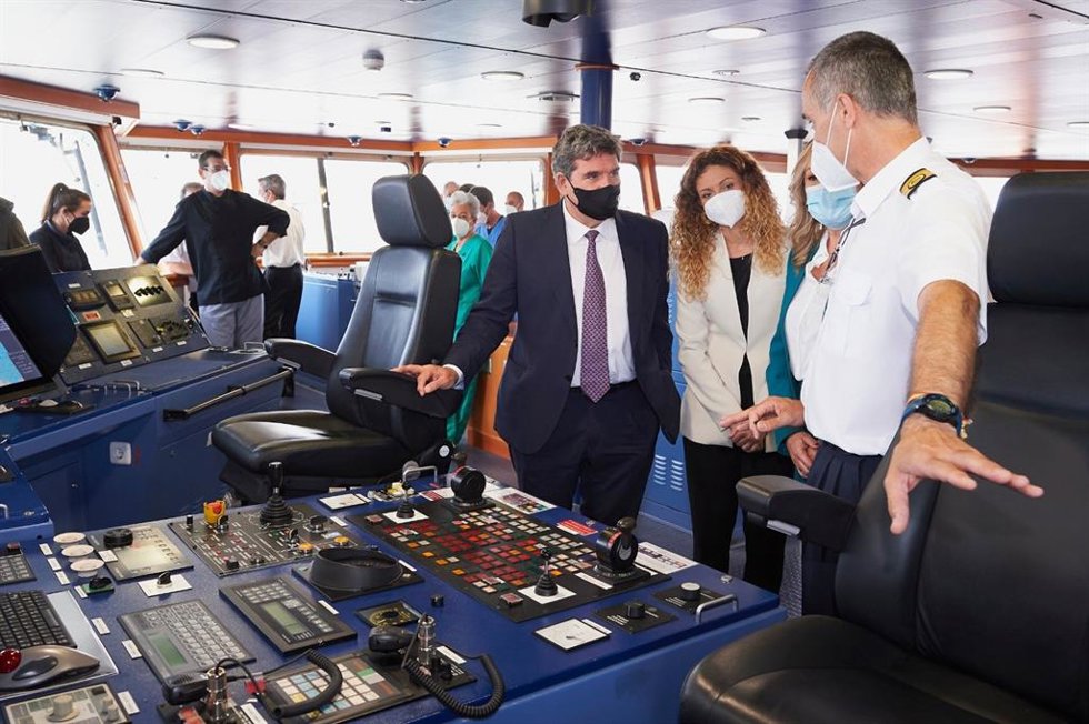El ministro de Seguridad Social, José Luis Escrivá, visita el buque hospital Juan de la Cosa en el Puerto de Santander junto a la delegada del Gobierno en Cantabria, Ainoa Quiñones, y a la directora del Instituto Social de la Marina, Elena Martínez