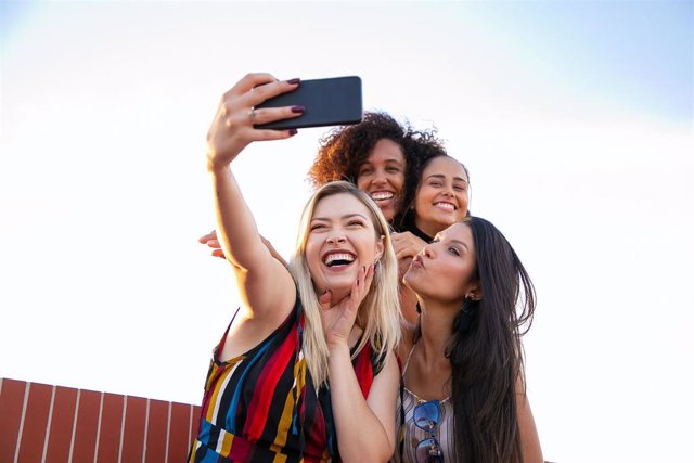 Cuatro chicas haciéndose un 'selfi'