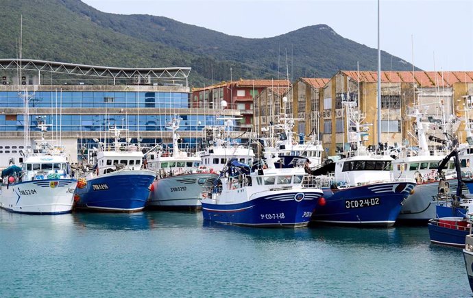 Archivo - Barcos amarrados en el puerto  