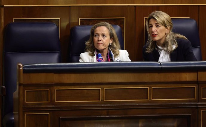 La vicepresidenta primera del Gobierno y ministra de Asuntos Económicos y Transformación Digital, Nadia Calviño (i), y La vicepresidenta segunda y ministra de Trabajo, Yolanda Díaz, en una sesión plenaria, en el Congreso