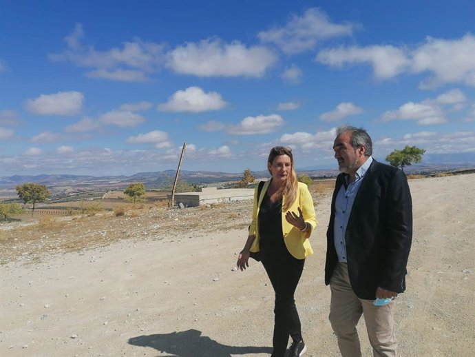 La diputada de Cs Concha Insúa y el portavoz de Cs en Torre Cardela y responsable de Turismo en el Consistorio, Antonio Peláez.