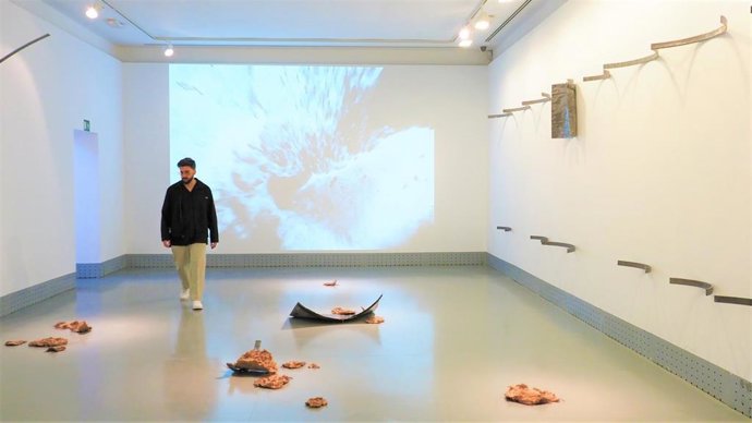 Eduardo Rodríguez en el Espacio Iniciarte de Córdoba, que acoge su proyecto 'Tiempo de plata, lengua de plomo'.