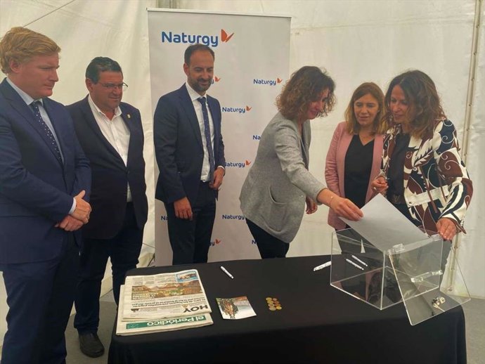 Autoridades en la colocación de la primera piedra de la fotovoltaica Las Jaras de Naturgy