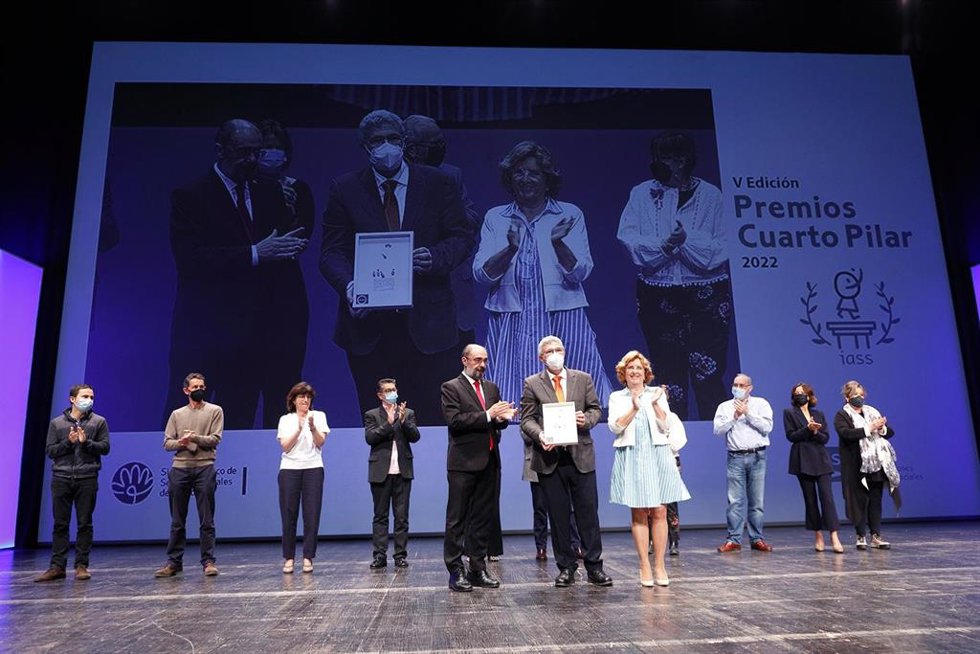 Joaquín Santos, gerente del IASS entre 2015 y 2021, es homenajeado por parte de todo el equipo del IASS y del Departamento de Ciudadanía y recibe un detalle de manos del presidente de Aragón, Javier Lambán.