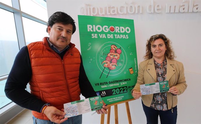 El diputado provincial Francisco Oblaré y la concejala de Turismo de Riogordo, Sagrario Molina, presentan la ruta de la tapa del municipio que se celebra este fin de semana de 30 de abril y 1 de mayo de 2022