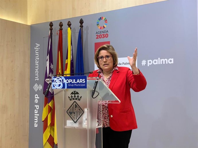 La portavoz del PP en el Ayuntamiento de palma, Mercedes Celeste, en una rueda de prensa.