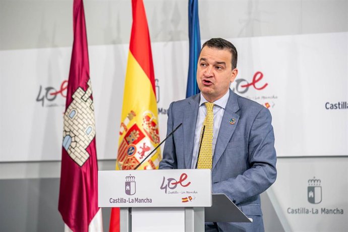 El consejero de Agricultura, Agua y Desarrollo Rural, Francisco Martínez Arroyo, informa en la sala de prensa del Palacio de Fuensalida, acerca de los acuerdos del Consejo de Gobierno